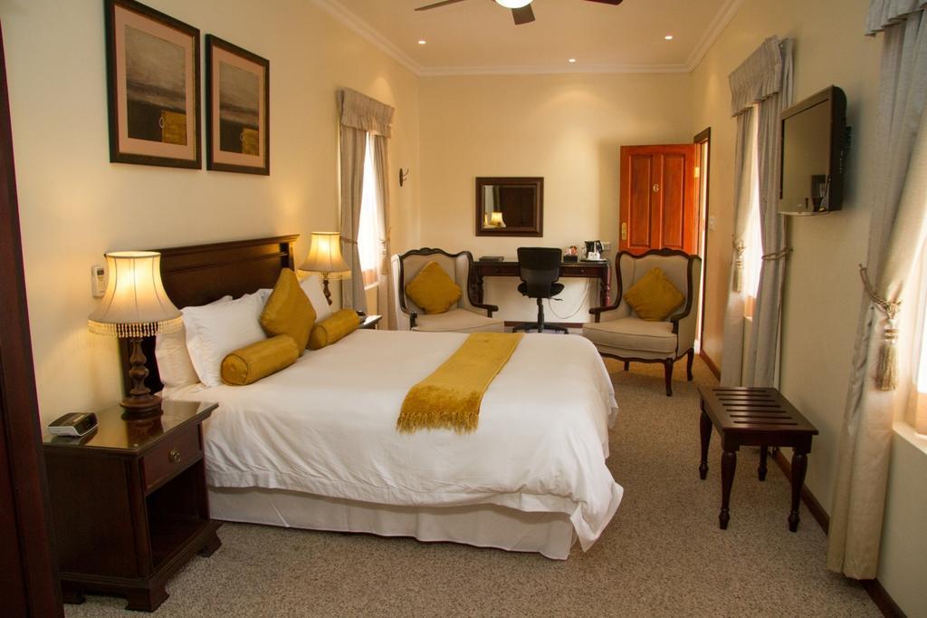 26 On Chamberlain Guest House Куінстаун Номер фото